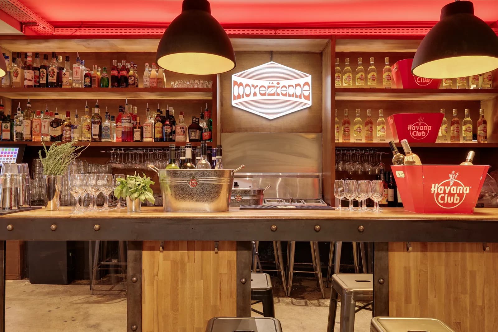 L'arrière-bar et ses bouteilles