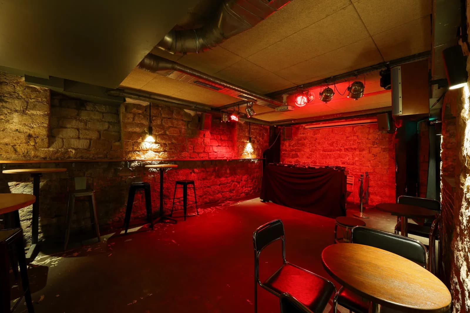 La cave et sa scène, en lumière de soirée
